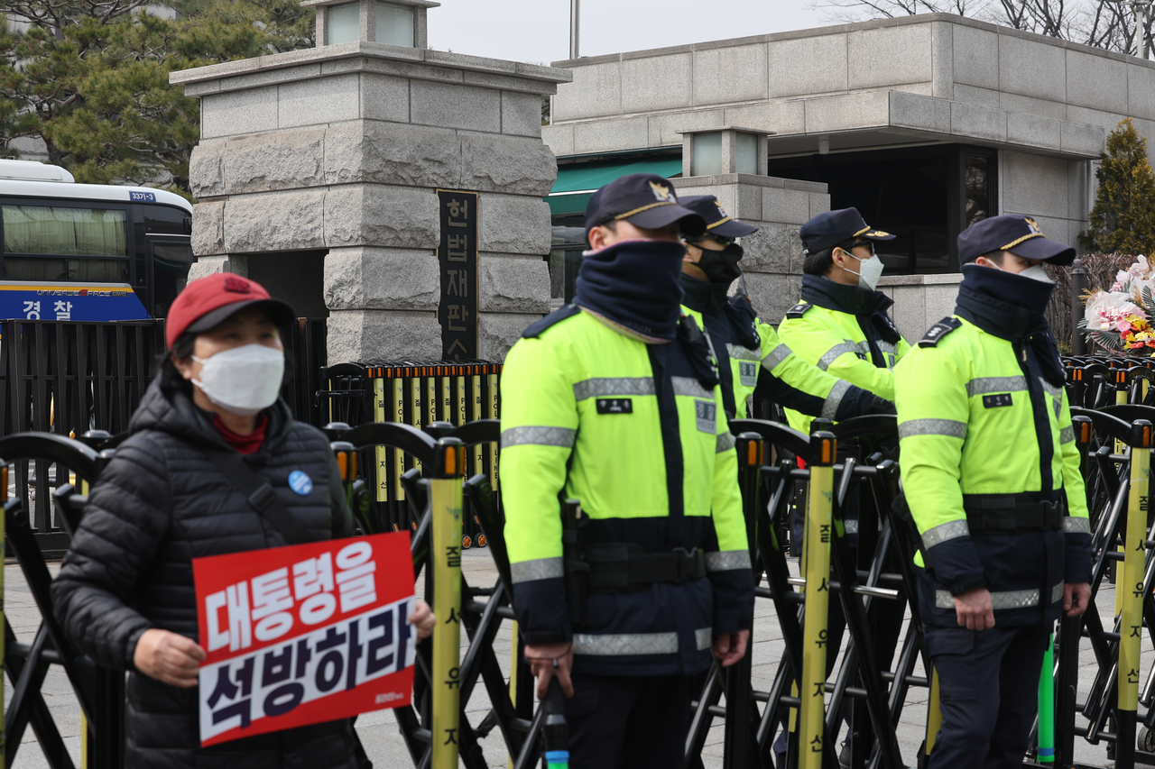 Police restrict entry to the Constitutional Court of Korea, located in Jongno-gu, Seoul, Friday. (Yonhap)