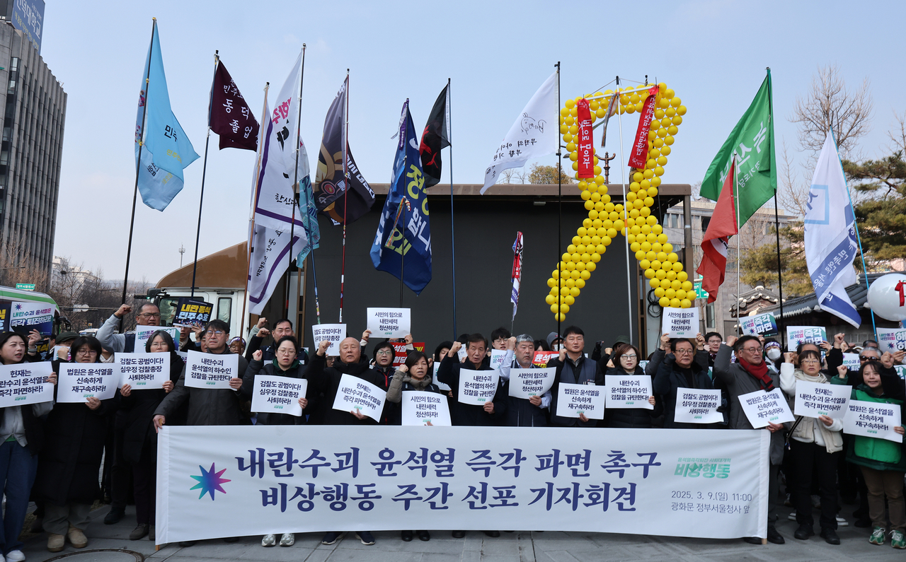 윤석열 대통령 석방 이틀째인 9일 시민사회단체 ‘윤석열 즉각 퇴진·사회대개혁 비상행동’이 서울 종로구 경복궁 인근에서 연 기자회견에서 15일까지 한 주간을 ‘즉각 파면 촉구 주간’으로 선포한 뒤 윤 대통령의 파면을 촉구하는 구호를 외치고 있다. [연합]