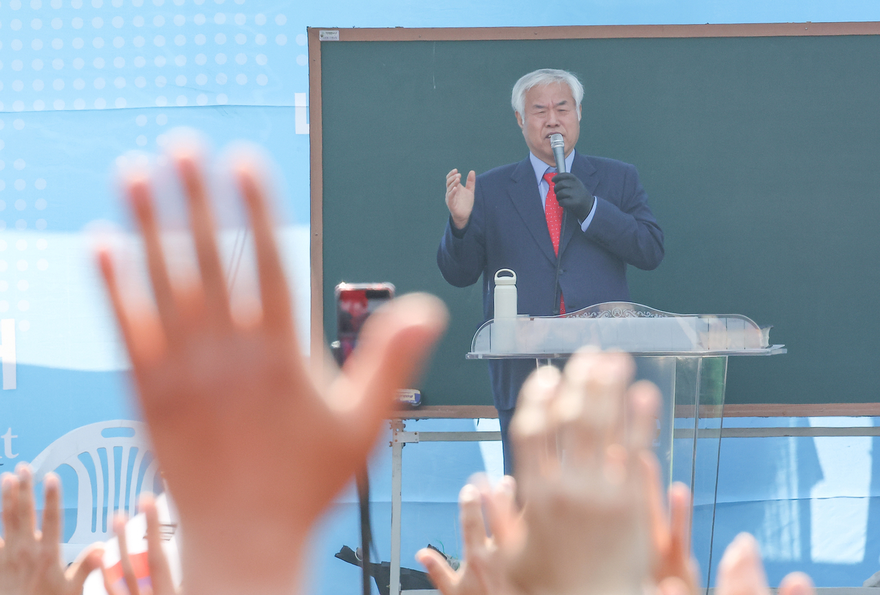 전광훈 사랑제일교회 목사가 9일 서울 용산구 한남동 대통령 관저 인근에서 열린 사랑제일교회 연합 예배에서 설교하고 있다. [연합]
