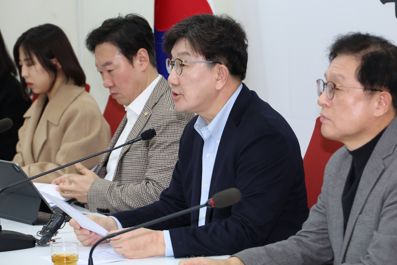 국민의힘 권성동 원내대표가 9일 서울 여의도 국회에서 윤석열 대통령 석방 등 현안 관련 기자간담회를 하고 있다. [연합]