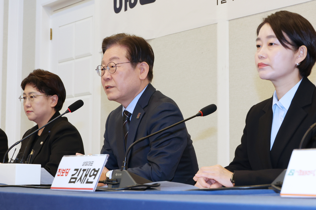 더불어민주당 이재명 대표가 9일 서울 여의도 국회에서 열린 비상시국 공동대응을 위한 야 5당 원탁회의에서 발언하고 있다. 왼쪽부터 조국혁신당 김선민 대표 권한대행, 더불어민주당 이재명 대표, 진보당 김재연 상임대표. [연합]