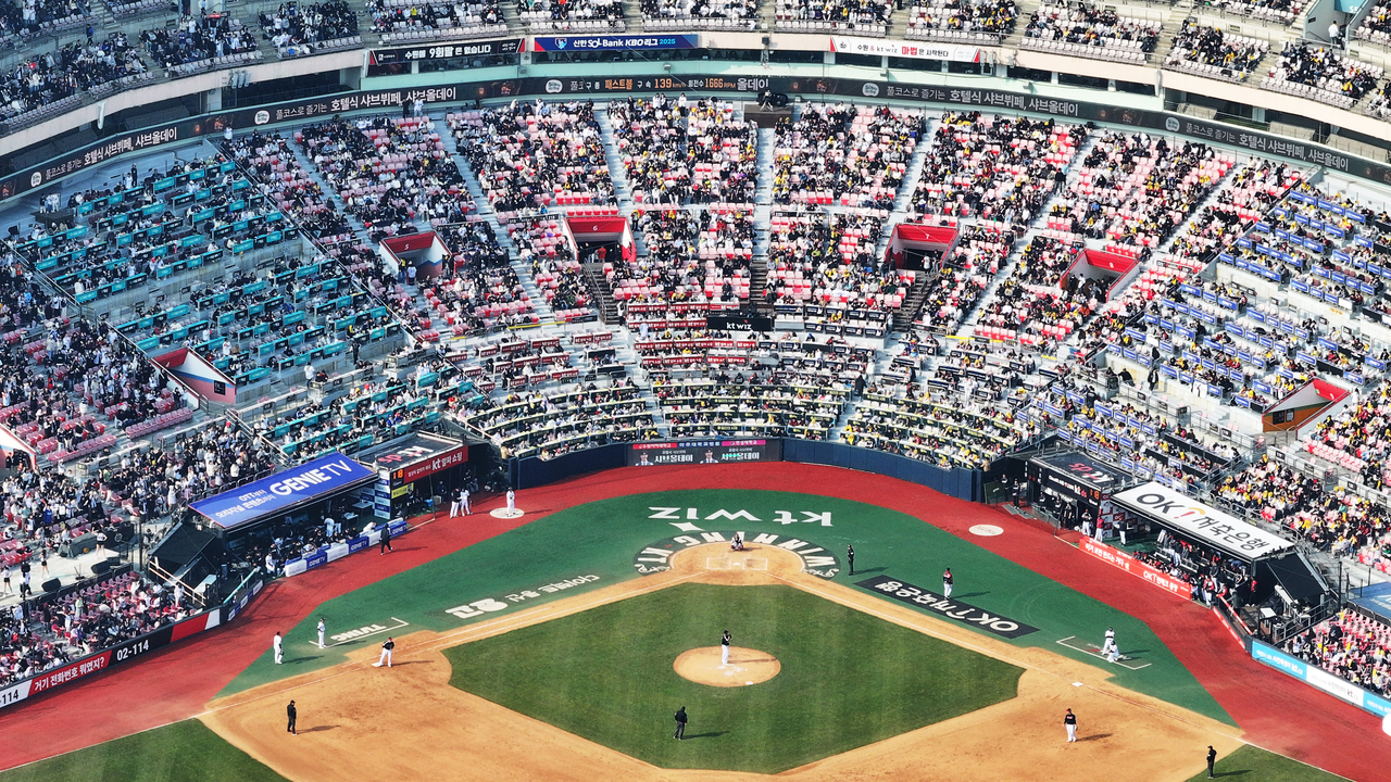 KT wiz Park in Suwon, Gyeonggi Province, is crowded with audience for a KBO preseason match between LG Twins and KT Wiz, Sunday. Yonhap