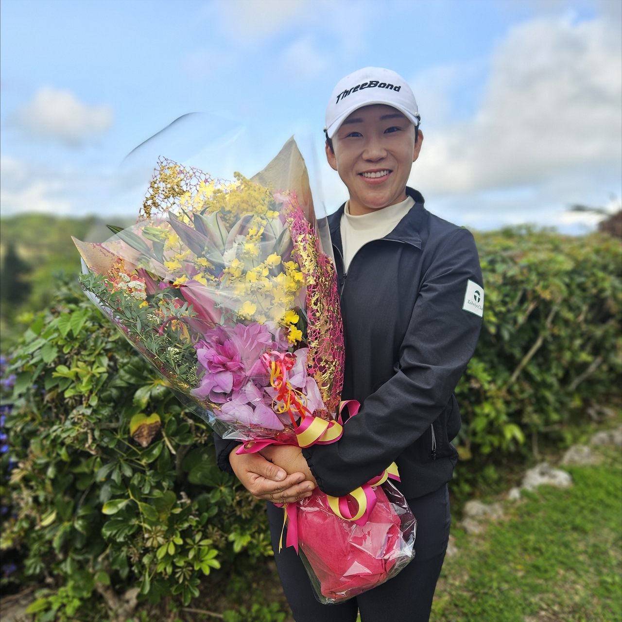 신지애가 9일 일본여자프로골프(JLPGA) 투어 통상 상금 1위에 오른 뒤 축하 꽃다발을 들고 기뻐하는 모습  [신지애 제공]