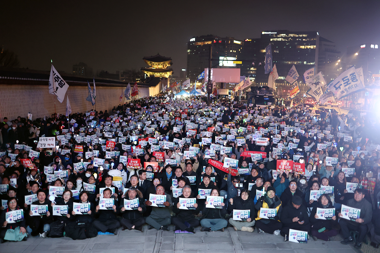 Massive rallies are held in central Seoul on Sunday. Yonhap