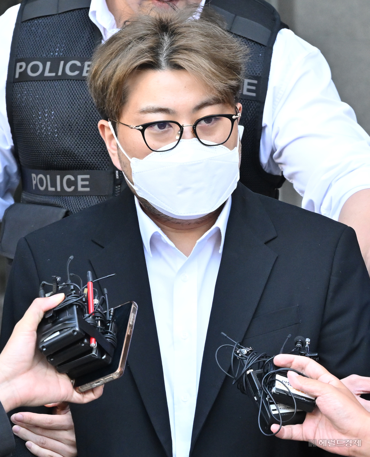 음주 뺑소니 혐의를 받는 가수 김호중이 31일 오전 서울 강남구 강남경찰서에서 검찰로 송치되고 있다. [사진=임세준 기자/jun@]