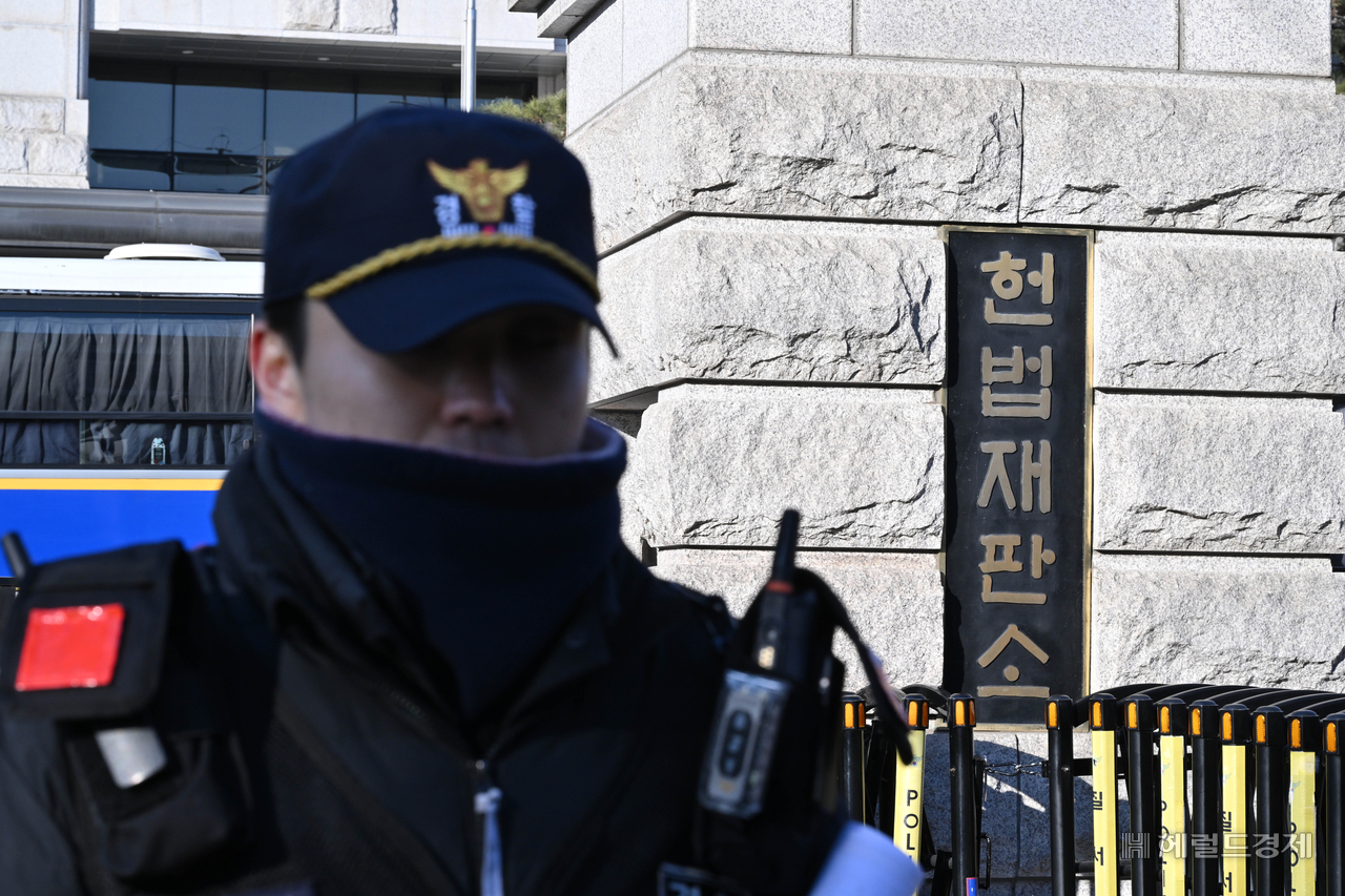 지난 2월 24일 오전 서울 종로구 헌법재판소에서 경찰들이 경계근무를 서고 있다. 임세준 기자