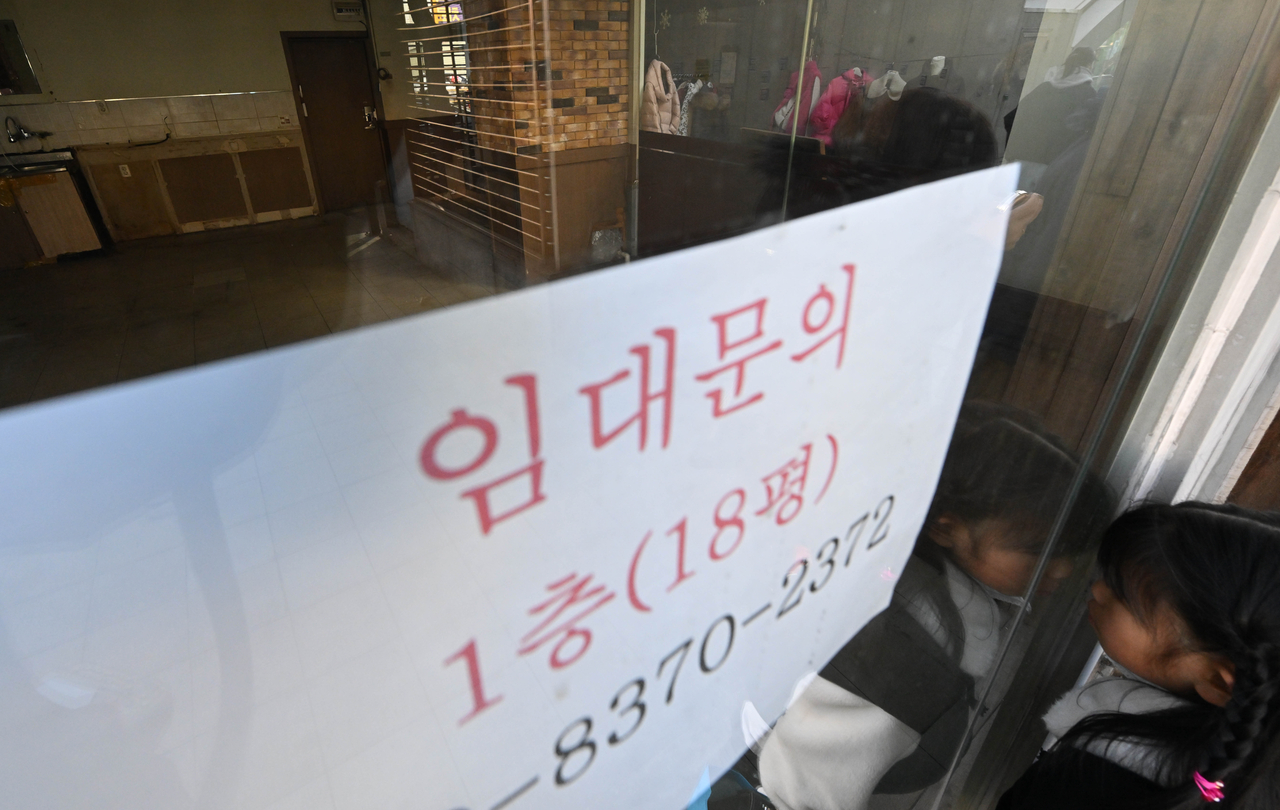 오후 서울 종로구의 폐업한 한 가게가 텅 비어 있다.［헤럴드경제DB］