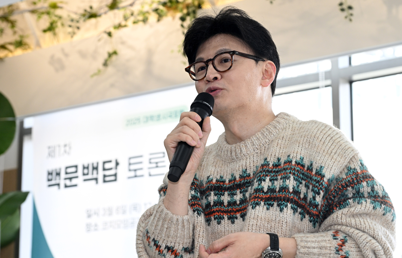 한동훈 전 국민의힘 대표가 지난 6일 서울 서대문구 코지모임공간 신촌점에서 열린 2025 대학생시국포럼 백문백답 토론회에 참석해 ‘대한민국 그리고 미래세대’를 주제로 강연을 하고 있다. 이상섭 기자