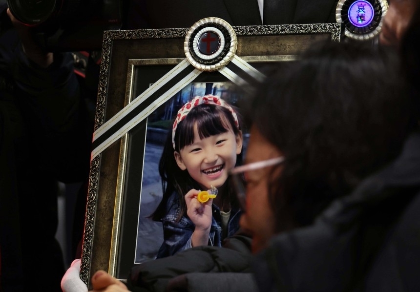 학교에서 교사에게 살해된 8살 김하늘 양이 지난 달 14일 영면에 들어갔다. 하늘이 영정 사진을 앞세운 유가족들이 빈소를 나서고 있다. [연합]