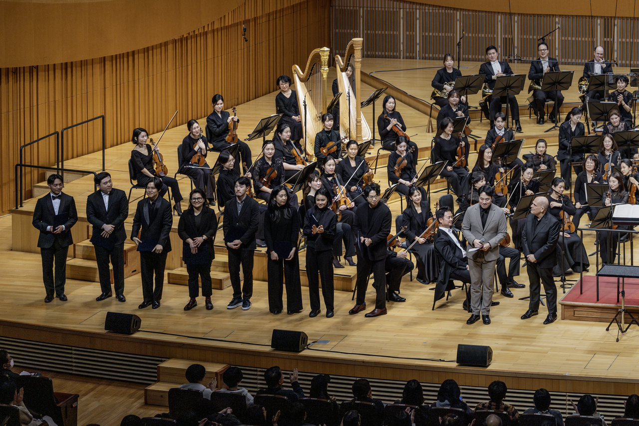 The Seoul Philharmonic Orchestra's Artistic Director Jaap van Zweden and the participants of the SPO Conducting Fellowship greet the audience after a concert on Feb. 28 at Lotte Concert Hall in Seoul. (SPO)