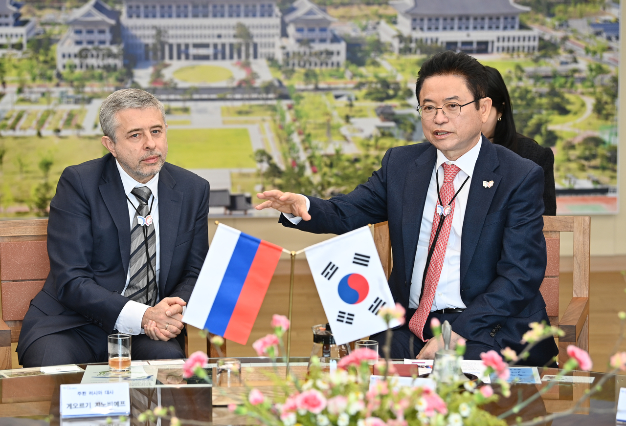 이철우 경북지사(오른쪽)와 게오르기 지노비예프 주한 러시아 대사.[경북도 제공]