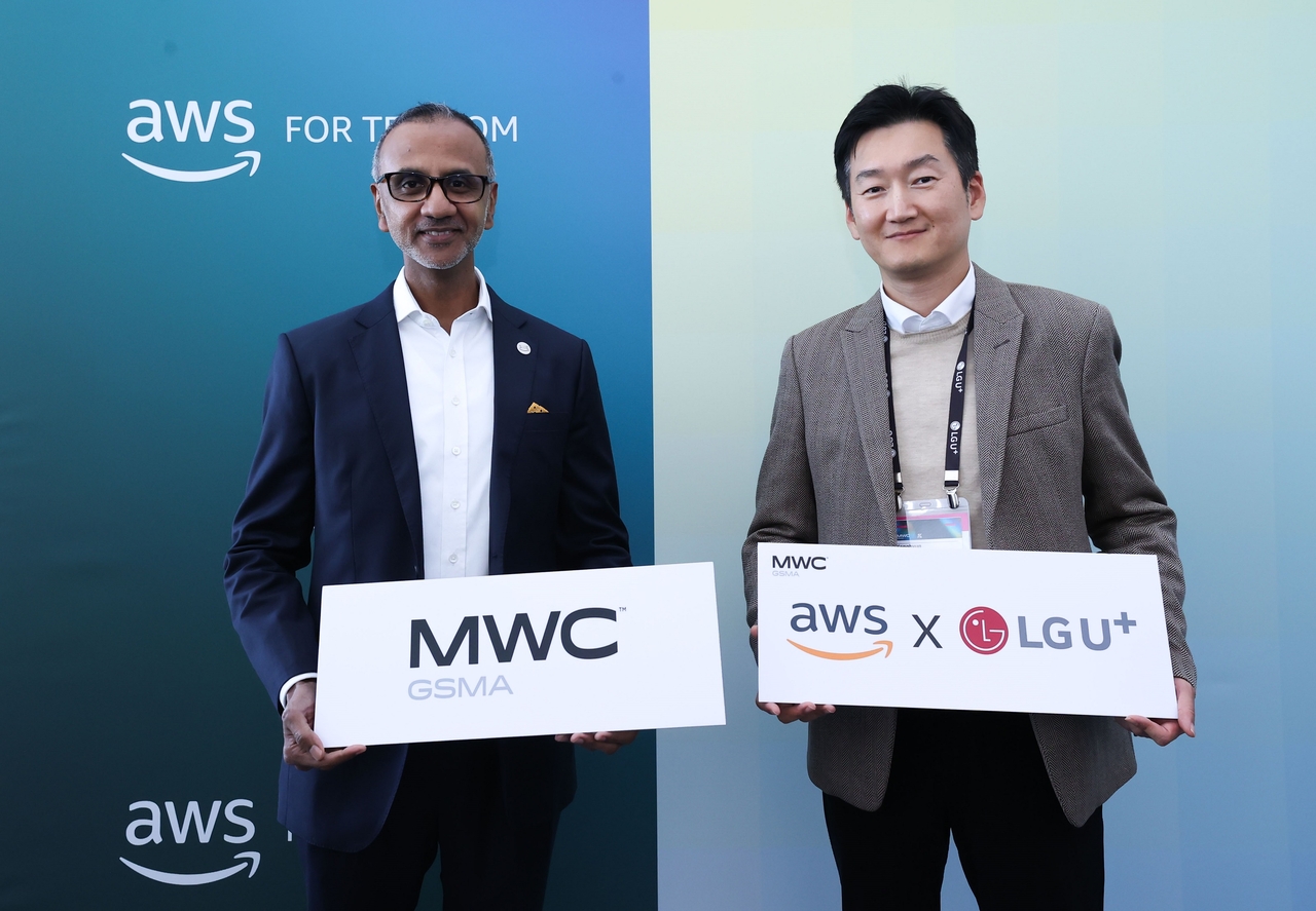 Jayanth Nagarajan (left), head of telecom industry for Asia-Pacific and Japan at AWS, and Kwon Yong-hyun, executive vice president and head of corporate division at LG Uplus (LG Uplus)
