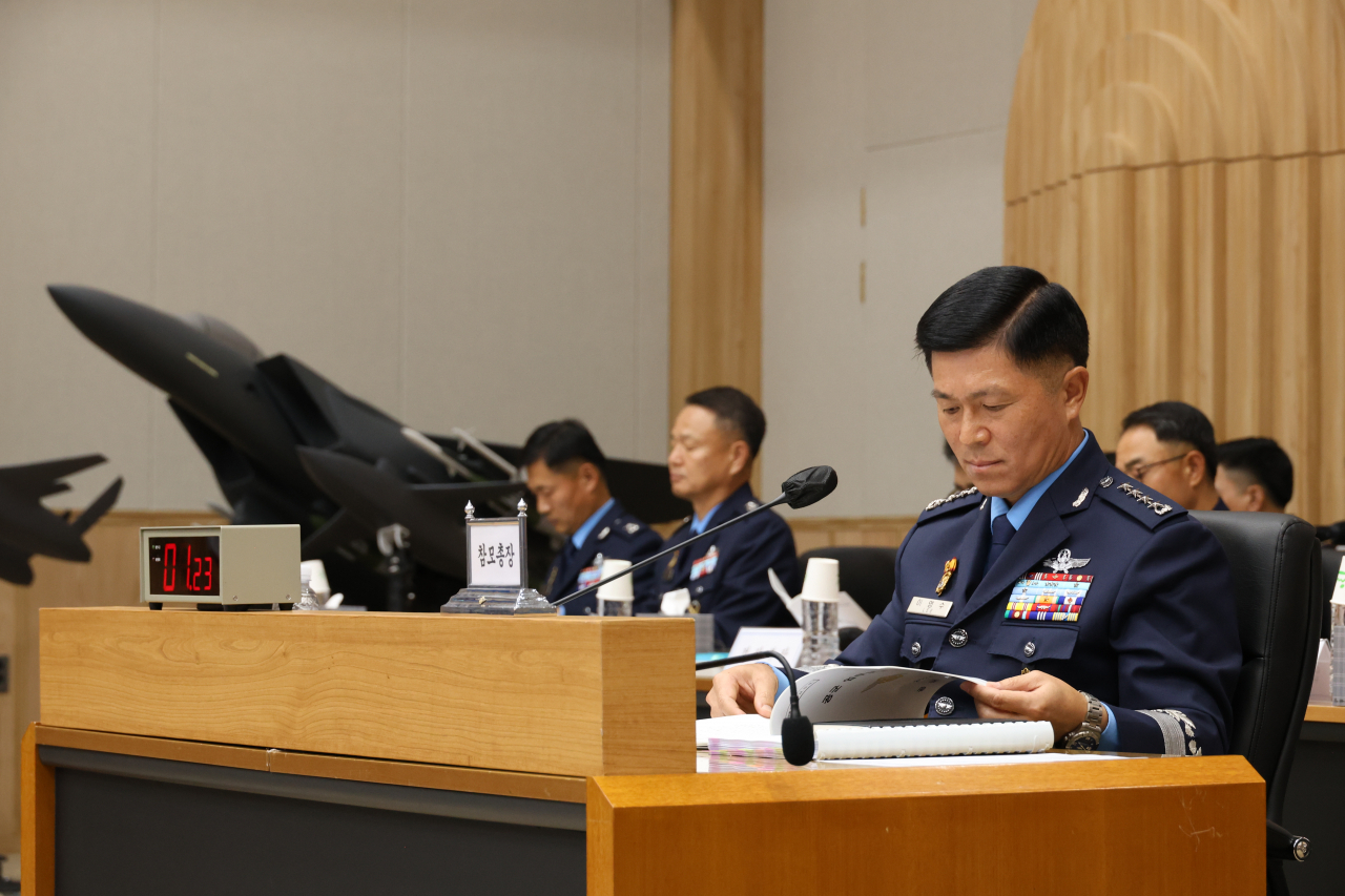이영수 공군참모총장은 10일 공군 전투기의 포천 민가 오폭 사고와 관련해 “국민의 생명과 재산을 지켜야 할 공군이 국민의 안전에 위해를 가했다”며 고개를 숙였다. 자료사진. [연합]