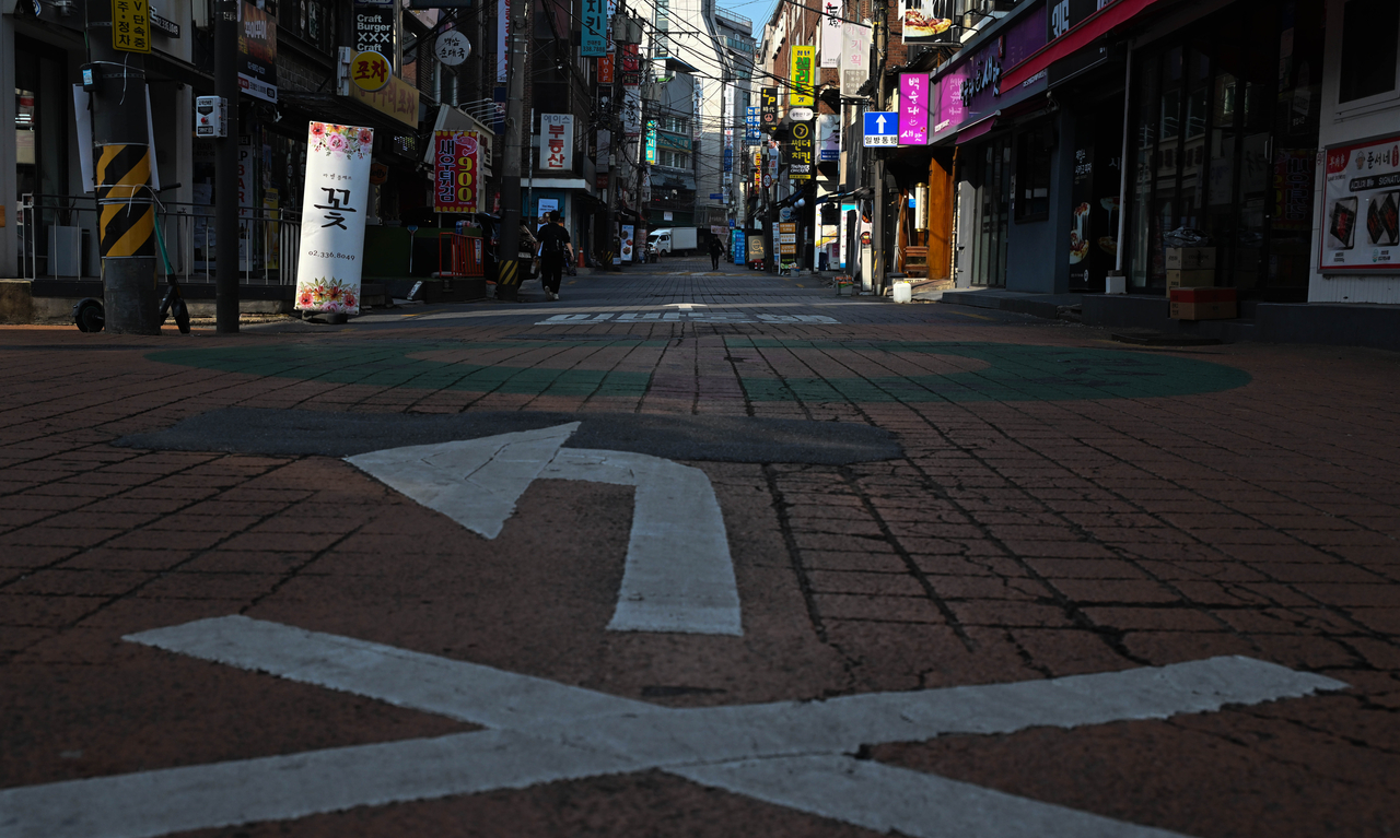 자영업자가 최근 두 달간 20만 명 넘게 감소했다. 통계청에 따르면 올 1월 자영업자 수는 550만 명으로, IMF 때보다 적은 수치이며, 코로나19 당시 수준인 것으로 나타났다. 10일 오전 서울 서대문구 신촌 연세로 내 점포 밀집 골목이 한산한 모습을 보이고 있다. 임세준 기자