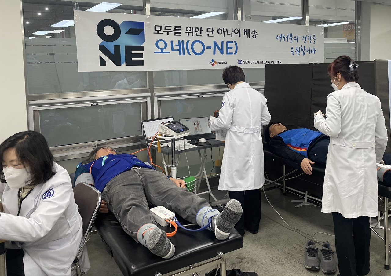 CJ대한통운 택배기사들이 10일 오전 마포지사 마포B 서브터미널에서 건강검진을 받고 있다. [CJ대한통운 제공]