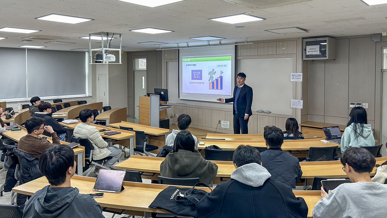 박석환 신용보증기금 정책금융 전문강사가 충남대에서 금융인재 양성을 위한 정책금융 강의를 하고 있다. [신보 제공]