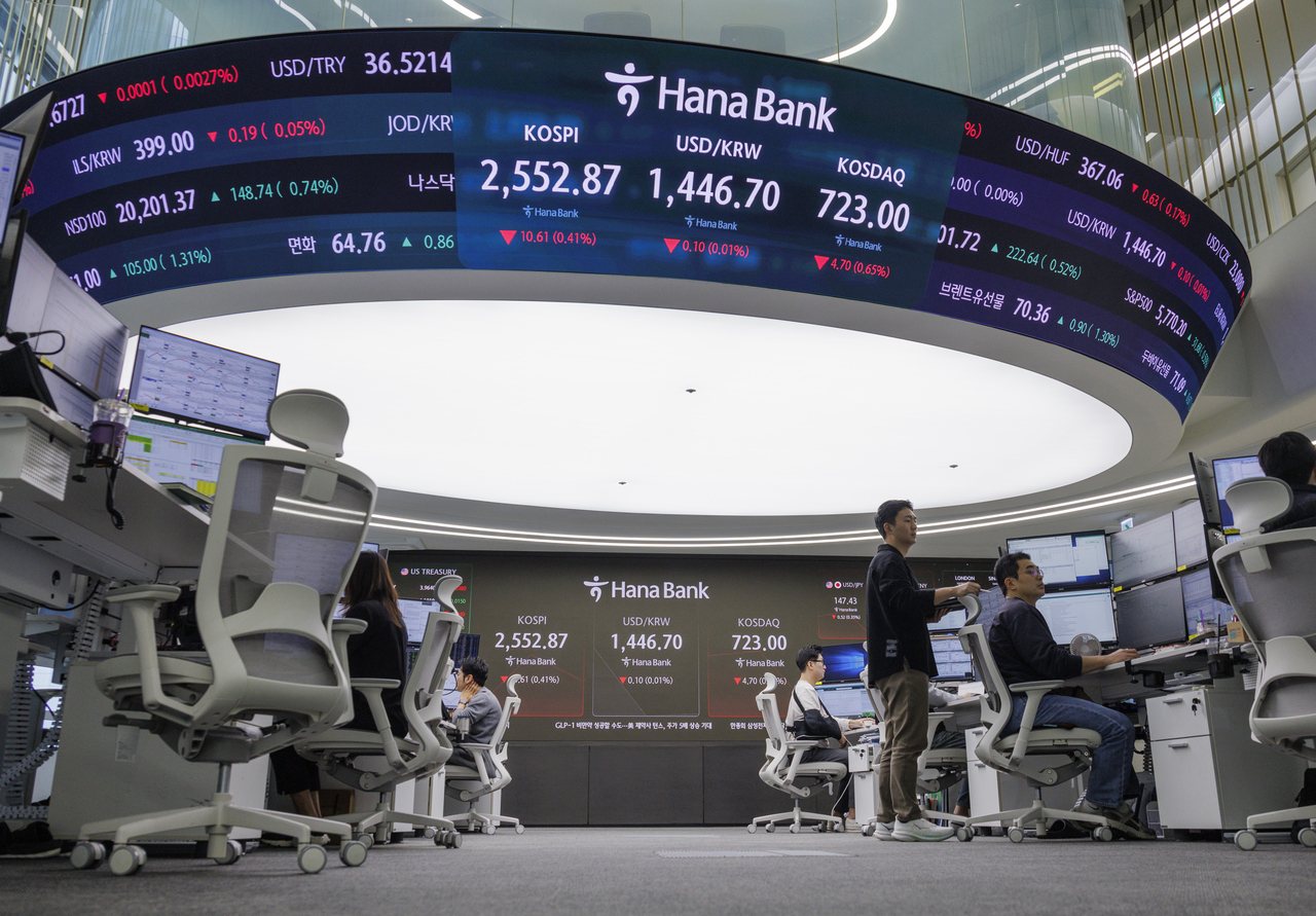 Officials work at a dealing room at Hana Bank in central Seoul on Monday. (Yonhap)