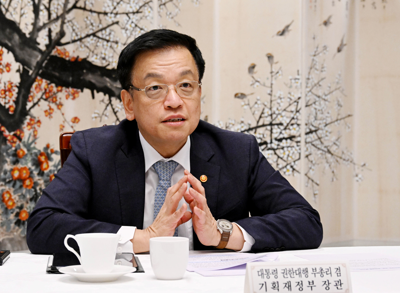 Acting President Choi Sang-mok speaks during a meeting with ministers and officials on economic issues at the government complex in Seoul on Monday. (Yonhap)