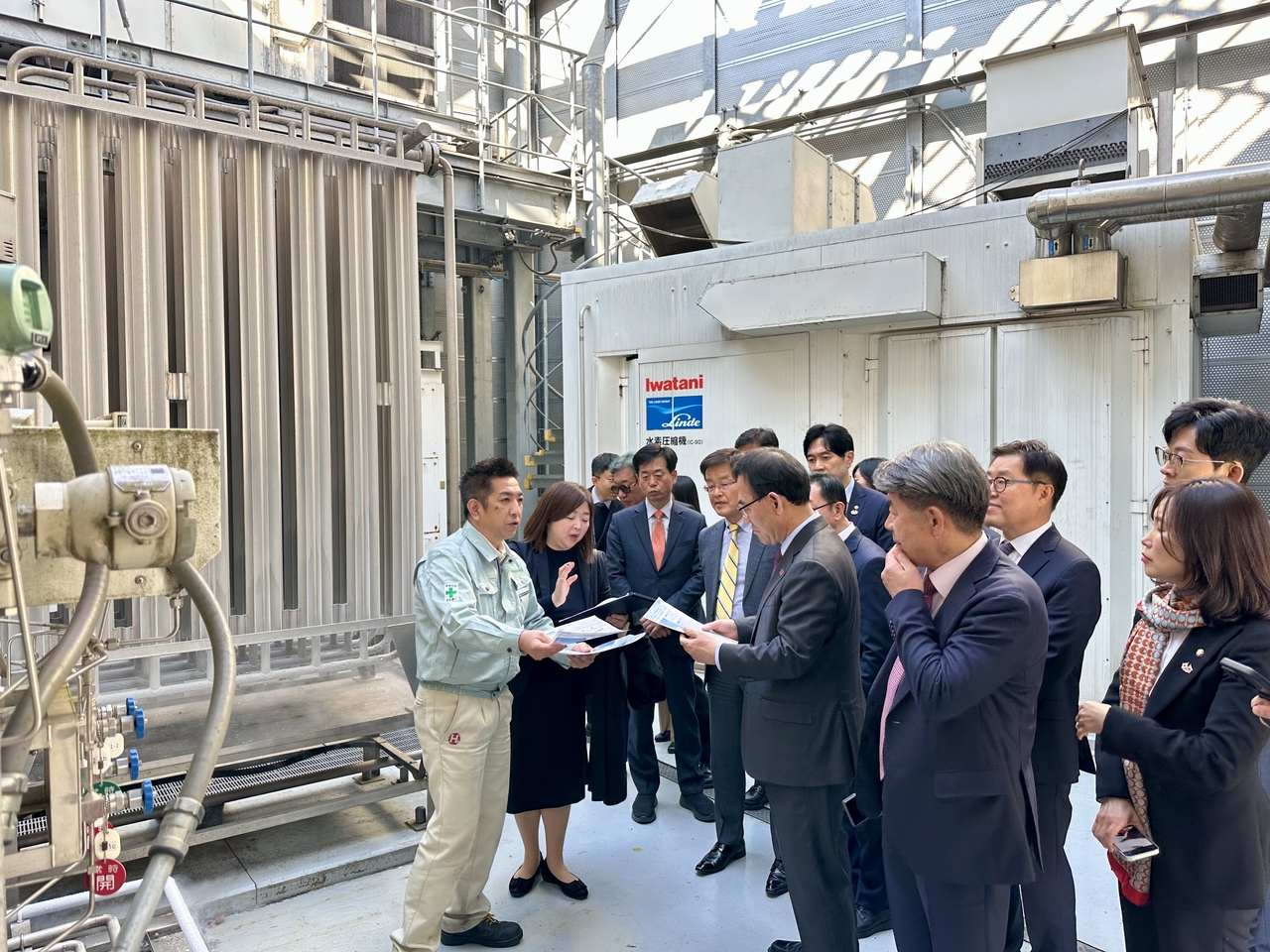Members of the Korea-Japan parliamentary association visit the hydrogen charging station at Tokyo Tower on Monday. (Korea-Japan parliamentary association)