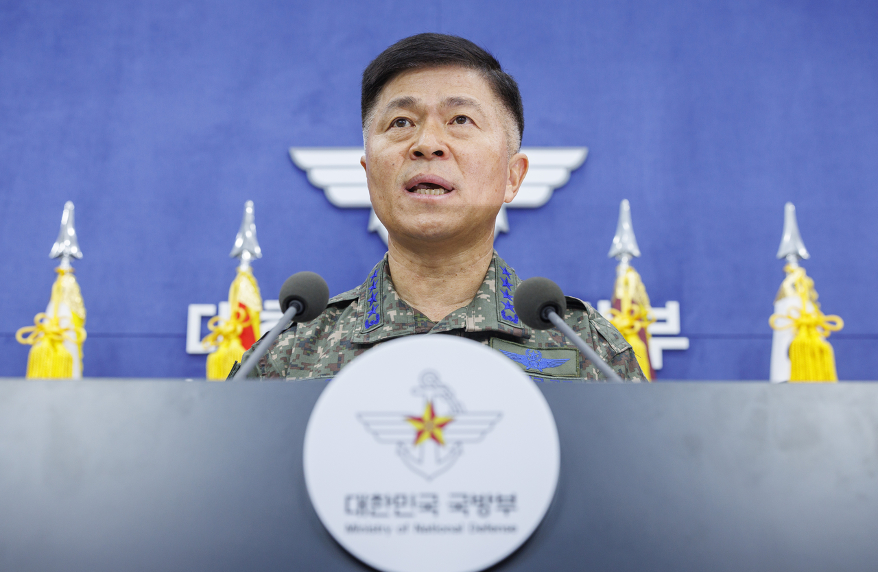 이영수 공군참모총장이 10일 서울 용산 국방부청사에서 열린 공군 KF-16 전투기 오폭사건과 관련해 기자회견을 하고 있다. [연합]