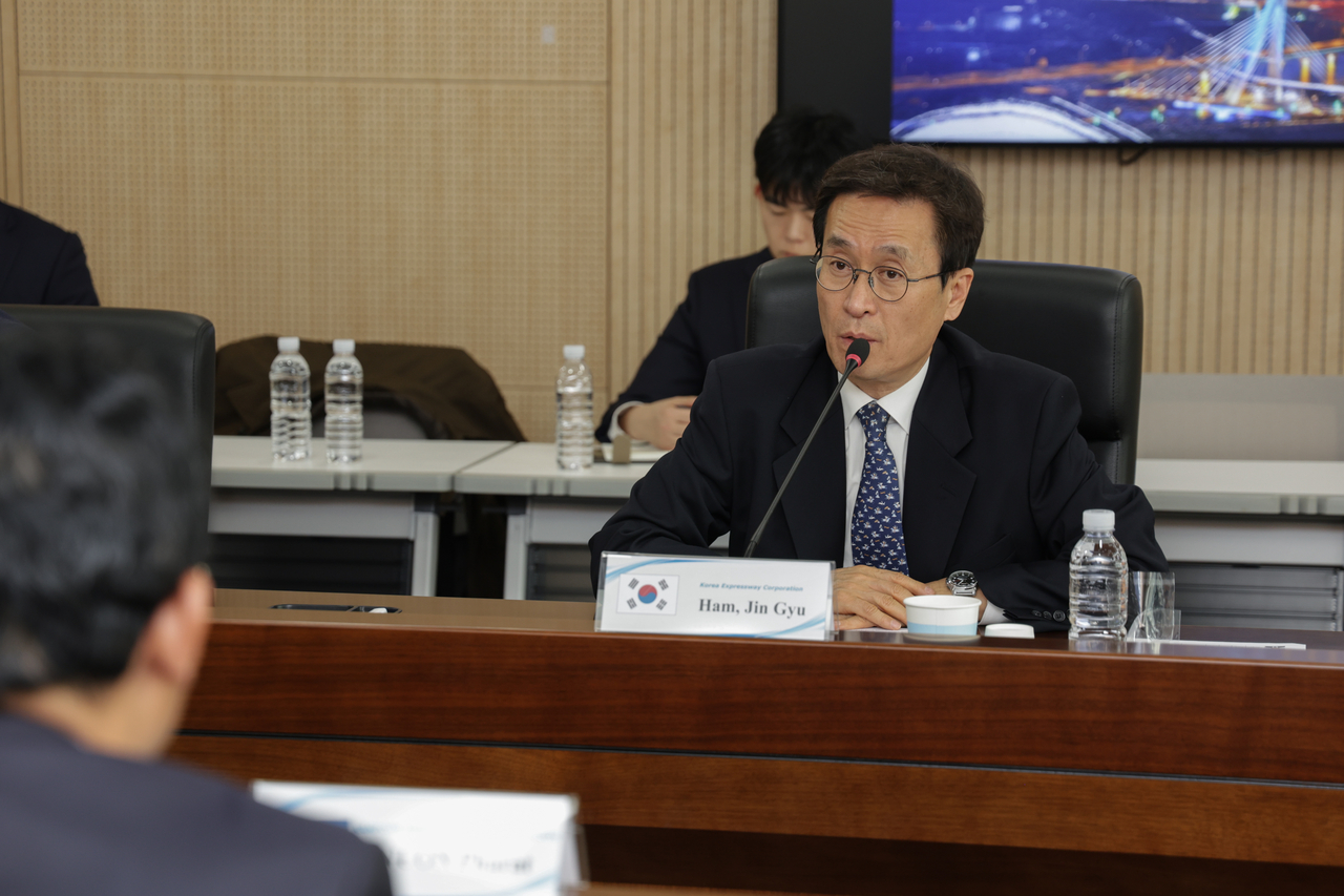 7일 한국도로공사 ex-스마트센터에서 함진규(오른쪽) 한국도로공사 사장과 누온 파랏(왼쪽) 캄보디아 캄퐁톰 주지사가 면담을 하고 있다. [한국도로공사 제공]