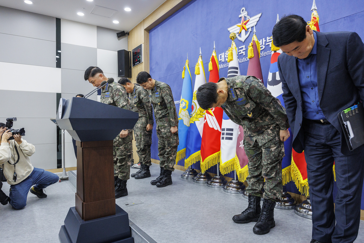 이영수 공군참모총장이 10일 서울 용산 국방부청사에서 열린 공군 KF-16 전투기 오폭사건 기자회견에서 사과한 뒤 고개 숙여 인사하고 있다.  [연합]