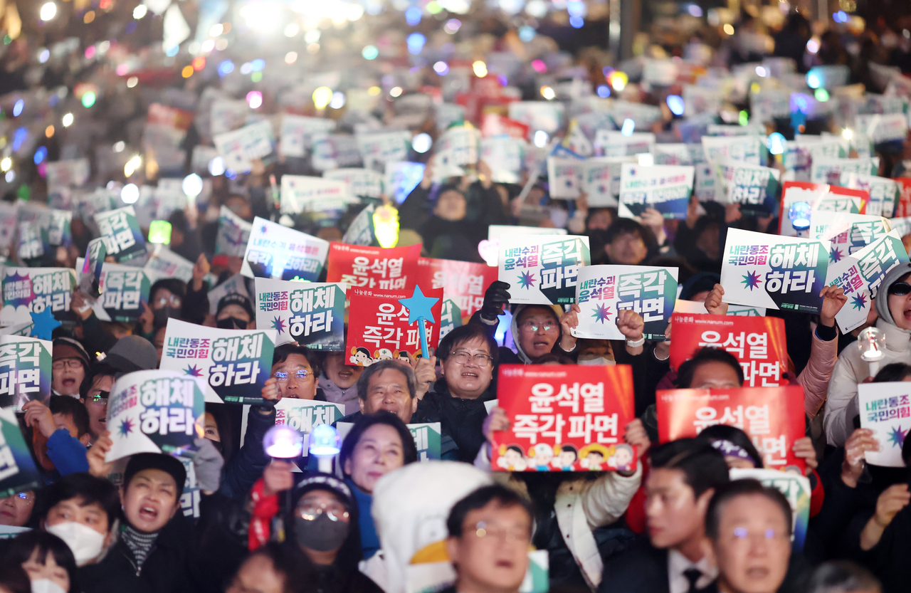 Protests demanding the arrest of South Korean President Yoon Suk Yeol take place near Gyeongbokgung Station in Jongno-gu, central Seoul, Sunday. (Yonhap)