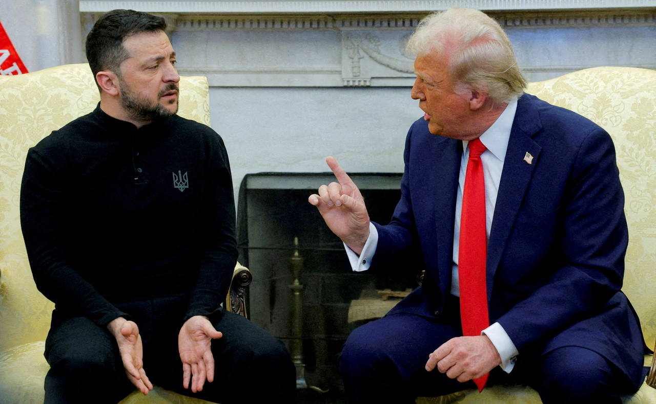 US President Donald Trump (right) meets with Ukrainian President Volodymyr Zelenskiyy at the White House in Washington, DC on Feb. 28. (Reuters-Yonhap)