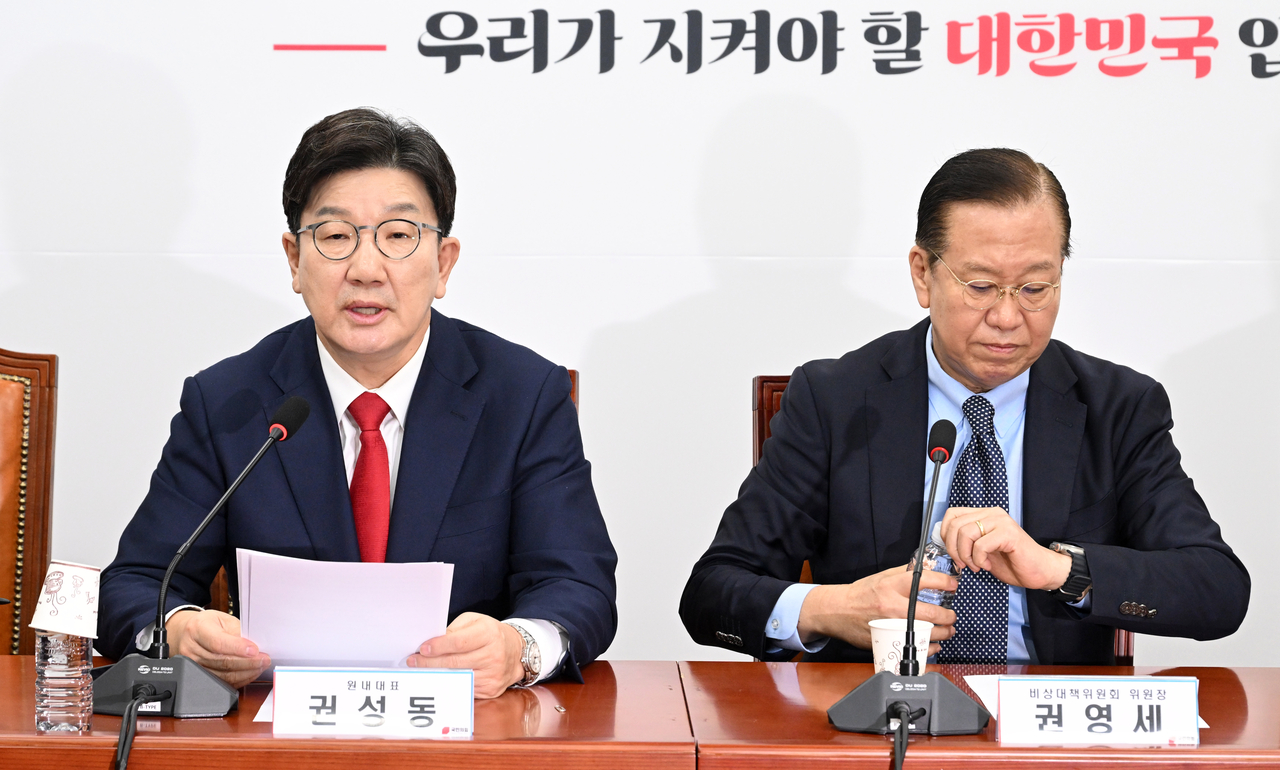 국민의힘의 권영세(오른쪽) 비상대책위원장과 권성동 원내대표. 이상섭 기자