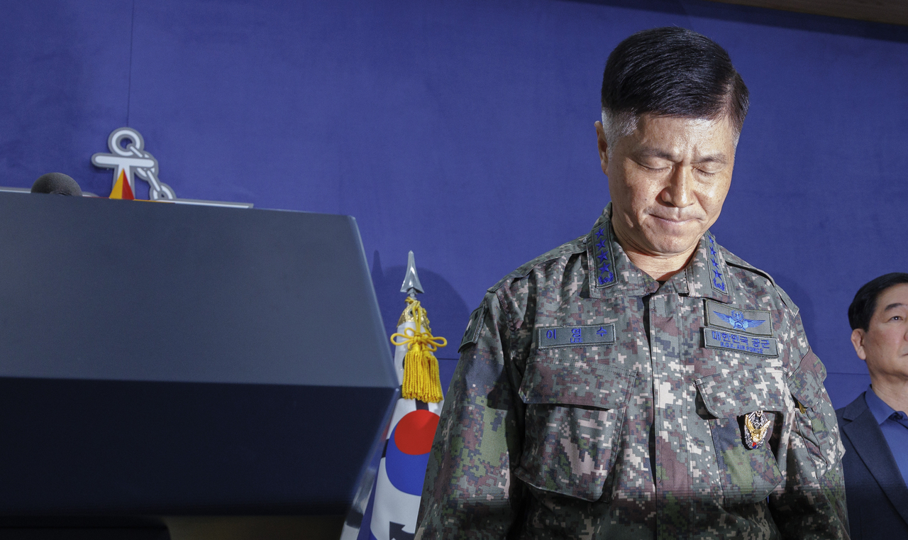 이영수 공군참모총장이 10일 서울 용산 국방부청사에서 열린 공군 전투기 오폭 사건 기자회견에서 고개 숙여 사과하고 있다.  [연합]