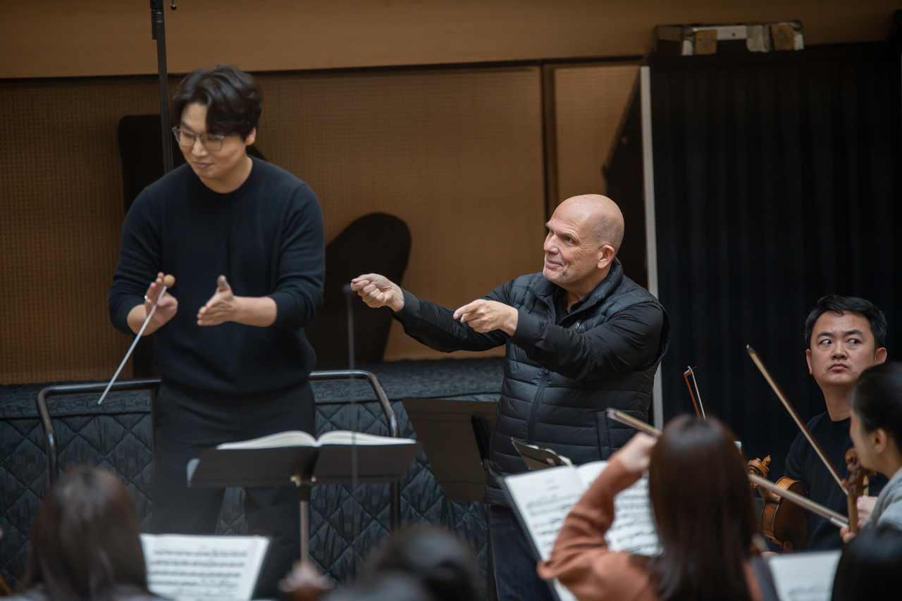 The Seoul Philharmonic Orchestra's Artistic Director Jaap van Zweden (right) and Choi Jae-hyuck, a participant of the SPO Conducting Fellowship, take part in a rehearsal on Feb. 26 at the Sejong Center for the Performing Arts in Seoul. (SPO)