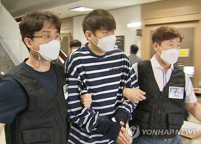 윤성환이 2021년 불법도박 혐의로 영장실질심사를 받기 위해 법원에 출석하는 모습[연합]