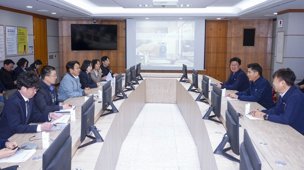강기정 광주시장은 10일 삼성전자 광주사업장을 찾아 동반성장을 위한 상생협력 방안을 모색했다.