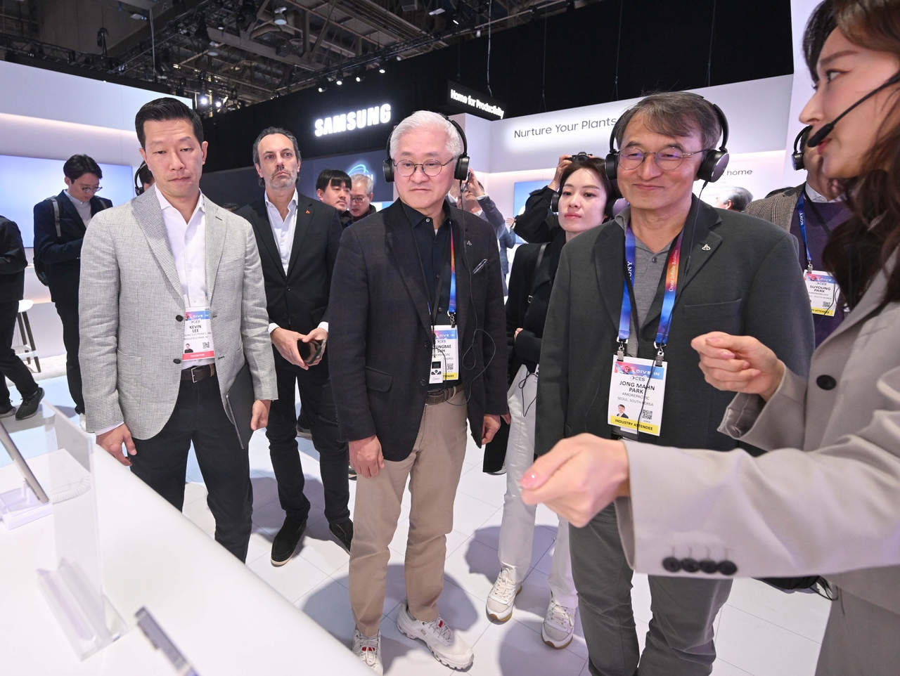세계 최대 가전·정보기술(IT) 전시회 CES 2025가 열린 미국 네바다주 라스베이거스 컨벤션센터 센트럴홀 삼성전자 전시관을 서경배 아모레퍼시픽그룹 회장이 방문하고 있다. [연합]