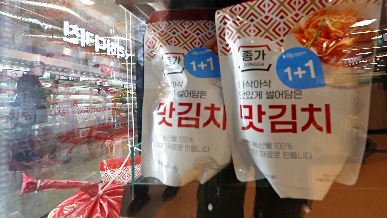 서울 시내의 한 대형마트 진열된 김치 모습 [연합]
