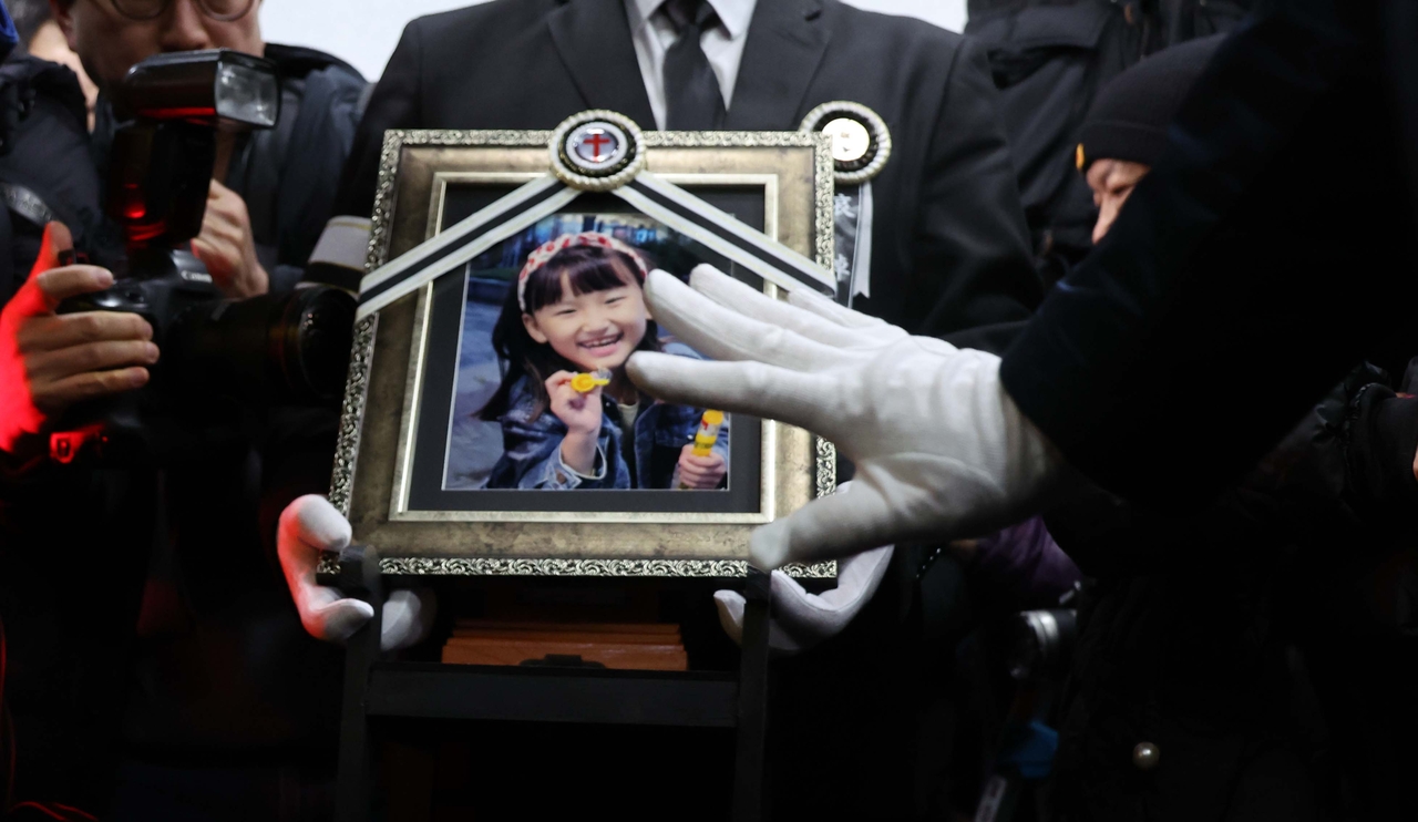 학교에서 교사에게 살해된 8살 김하늘 양이 2월 14일 영면에 들어갔다. 하늘이 영정 사진을 앞세운 유가족들이 빈소를 나서고 있다. [연합]