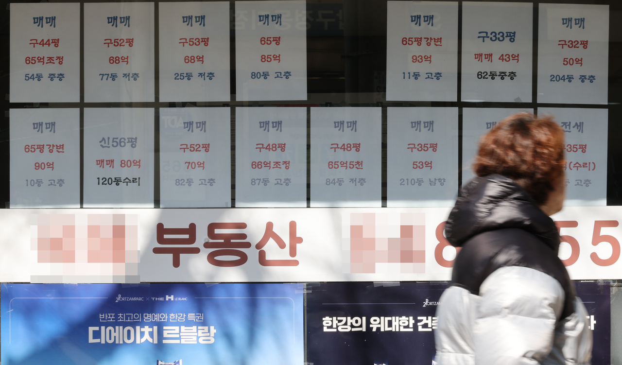 토지 거래 허가 구역 해제 이후 서울 강남3구 아파트값이 급등 조짐을 보이고 있다. 부동산 전문 리서치업체 리얼투데이에 따르면 국토교통부 실거래가 자료를 분석한 결과 토지 거래 허가 구역이 해제된 지난달 12일부터 20일까지 강남3구 아파트 평균 거래 가격은 8.0% 올랐다. 사진은 서울 강남구 한 아파트 단지 부근 부동산 시세표.  [연합]