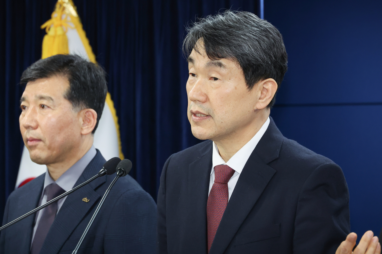 정부가 ‘민생경제점검회의’를 열고 인공지능 디지털교과서(AIDT), ‘하늘양 사건’ 이후 논란이 된 늘봄학교 안전 강화책 등을 점검했다. 사진은 이주호 부총리 겸 교육부 장관. [연합]