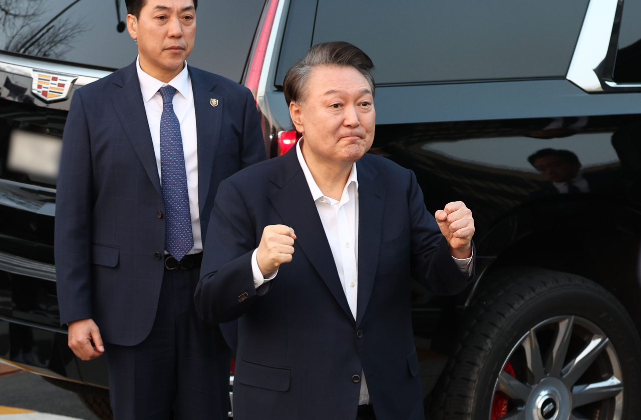 Suspended President Yoon Suk Yeol waves to supporters upon arriving at the presidential residence in Hannam-dong, Yongsan-gu, Seoul, Saturday following his sudden release from detention. (Yonhap)