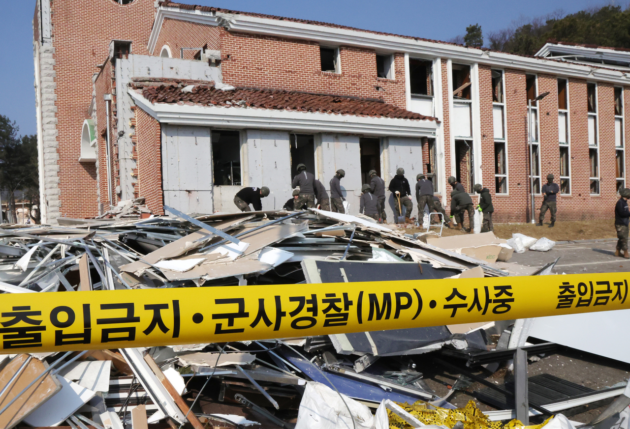 9일 경기도 포천시 이동면 노곡리 공군 전투기 오폭 사고 현장에서 군 장병들이 피해 마을 복구 작업에 열중하고 있다. <연합>
