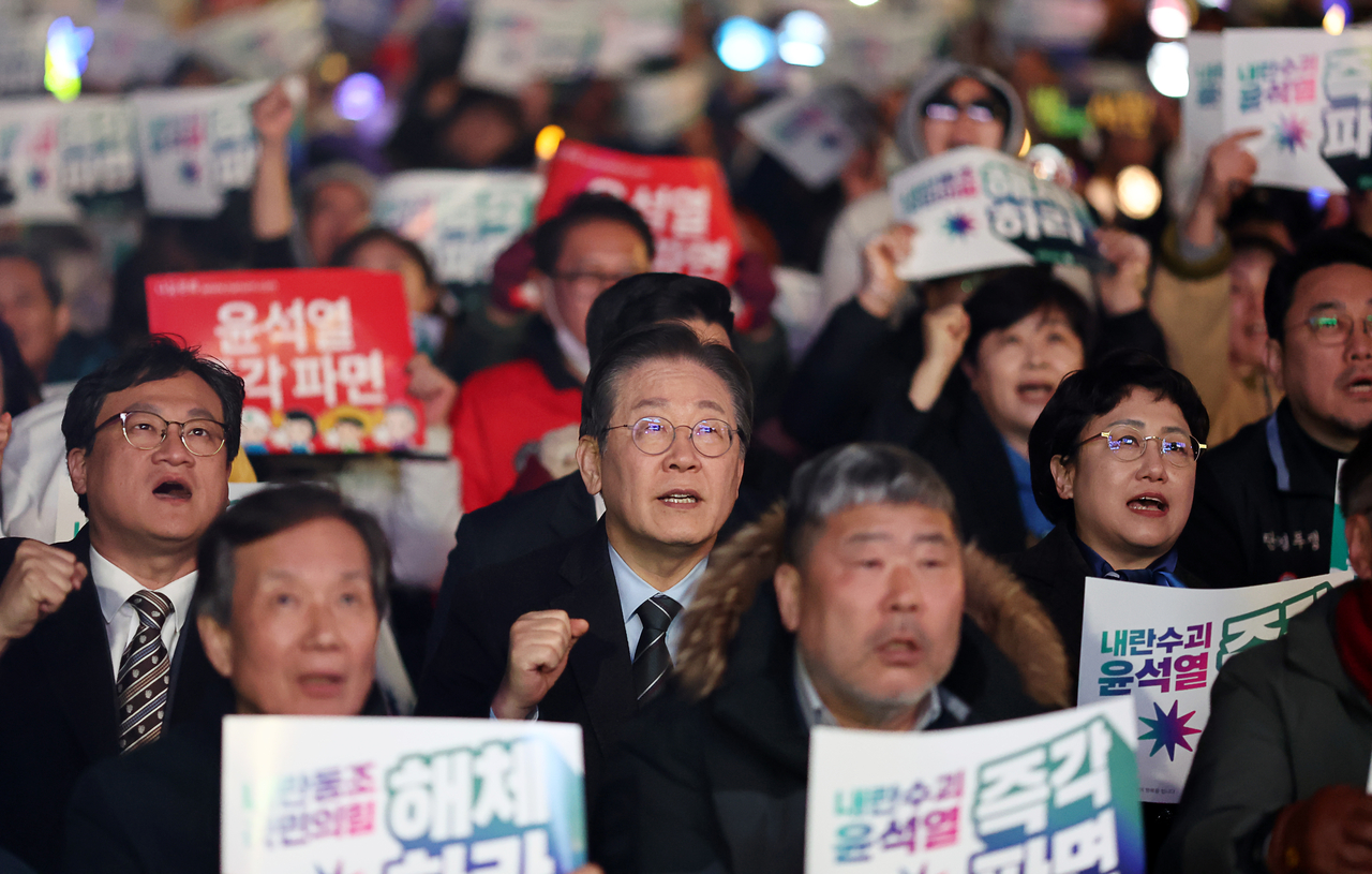 이재명(앞에서 두번째 줄 가운데) 더불어민주당 대표가 9일 서울 경복궁역 인근에서 열린 ‘윤석열 즉각퇴진·사회대개혁 비상행동, 대통령 탄핵 촉구 집회’에 참석해 구호를 외치는 모습. [연합]