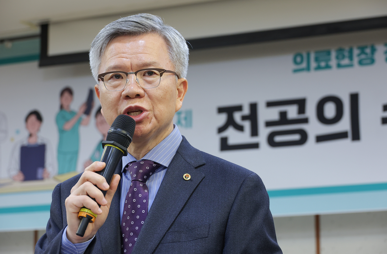 김택우 대한의사협회 회장이 10일 서울 여의도 국회 의원회관에서 열린 의료현장 정상화를 위한 정책 토론회에 참석해 발언하고 있다. [연합]