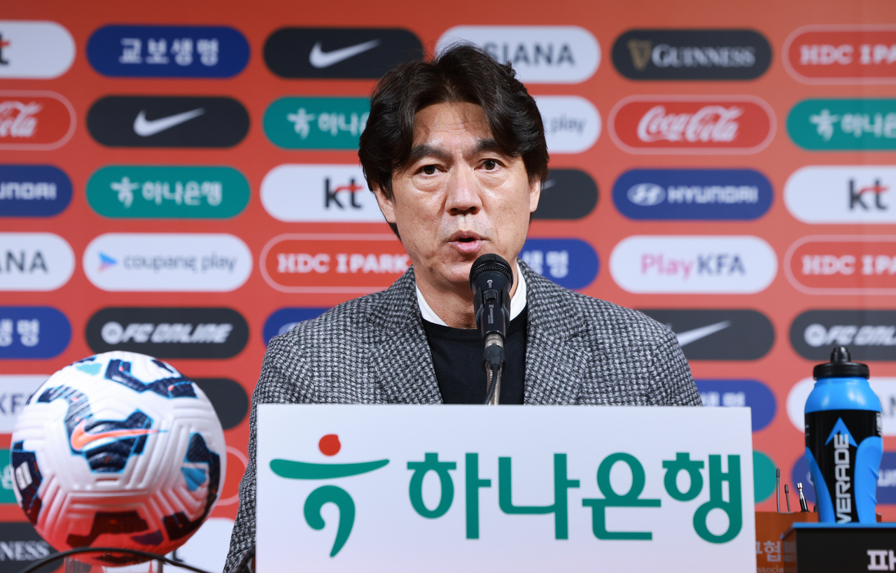홍명보 축구 국가대표팀 감독이 10일 서울 종로구 축구회관에서 2026 북중미 월드컵 아시아 3차 예선 B조 7, 8차전에 나설 대표 선수 명단을 발표하고 있다.   [연합]