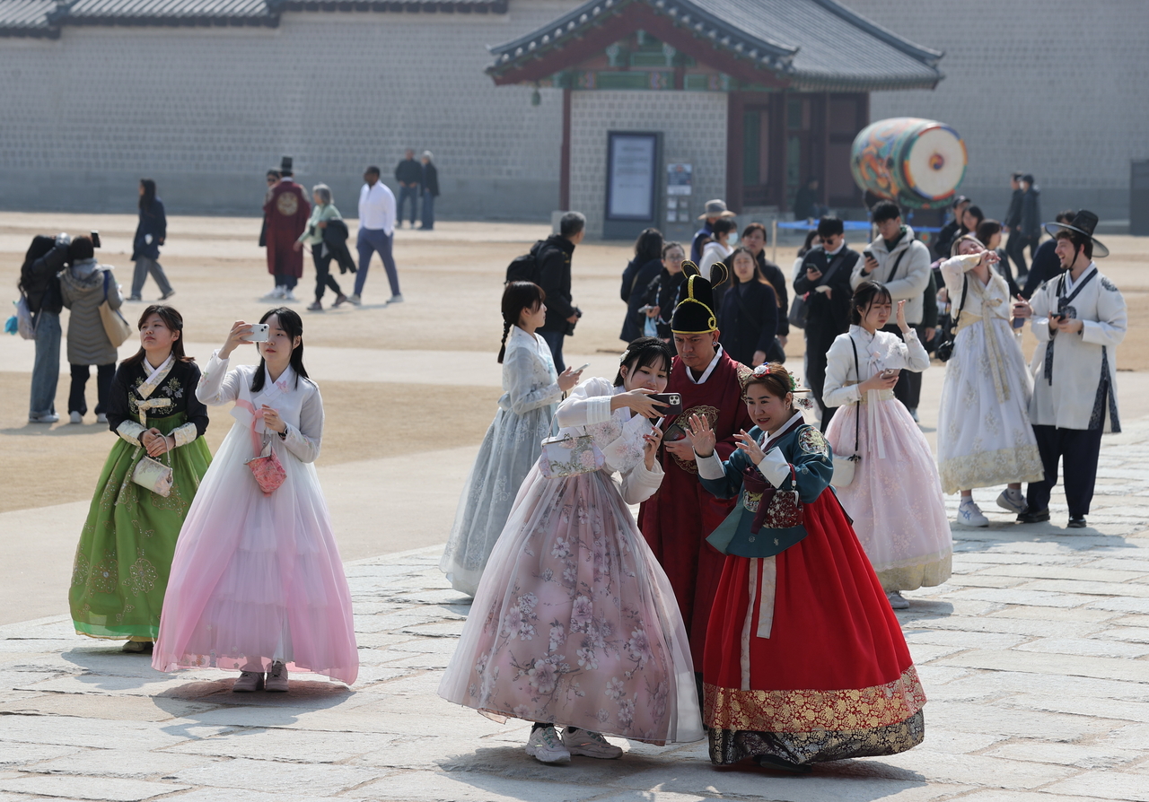 Tourists are seen wearing hanbok at Gyeongbokgung in central Seoul. (Yonhap)