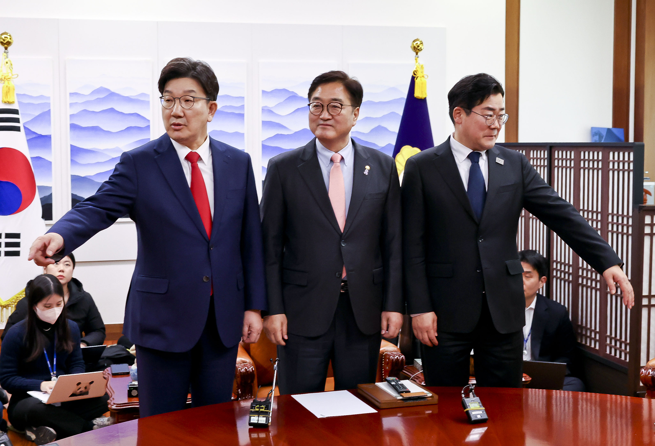 권성동(왼쪽부터) 국민의힘 원내대표, 우원식 국회의장, 박찬대 더불어민주당 원내대표가 10일 국회 의장실에서 열린 국정협의회에 앞서 기념 촬영하고 있다. [공동취재]