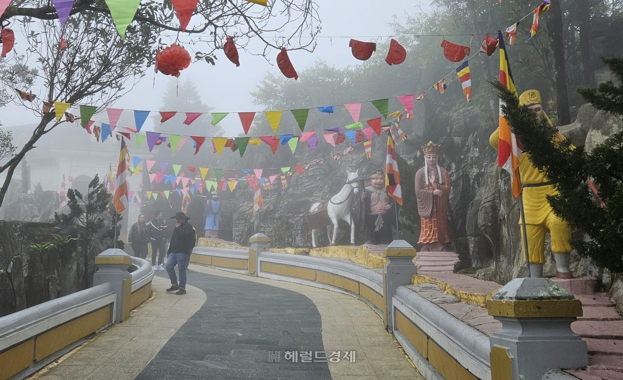 바나산 영응사 가는 길목에 배치된 손오공, 삼장법사 등 조각상