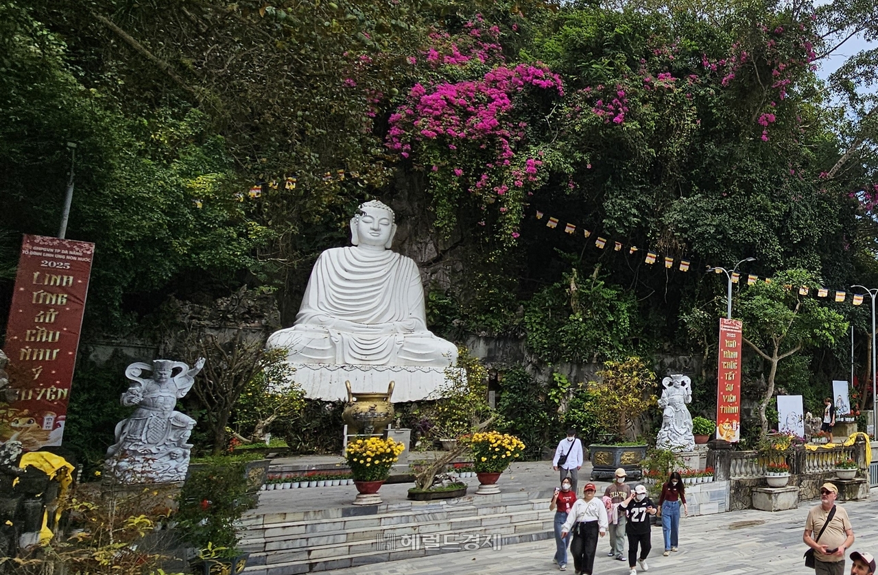 오행산 영응사 햐얀 불상
