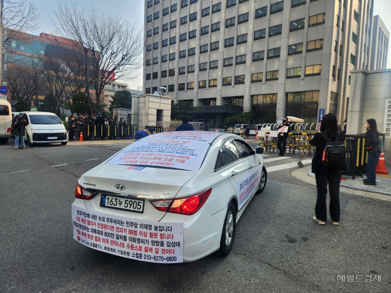 지난 1월 서울서부지방법원 난동 사태에 가담한 63명에 대한 첫 재판이 10일 열린 가운데 서부지법 인근에서 윤석열 대통령 탄핵 반대 문구를 붙인 차량이 정차해있다. 이영기 기자.