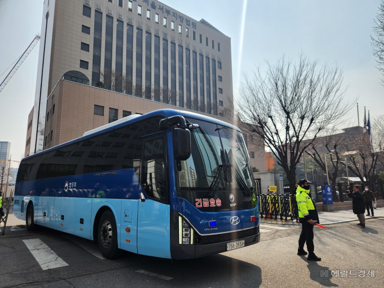 지난 1월 서울서부지방법원 난동 사태에 가담한 63명에 대한 첫 재판이 10일 열린 가운데 오전 공판을 마친 피고인들이 서부지법을 떠나고 있다. 이영기 기자.