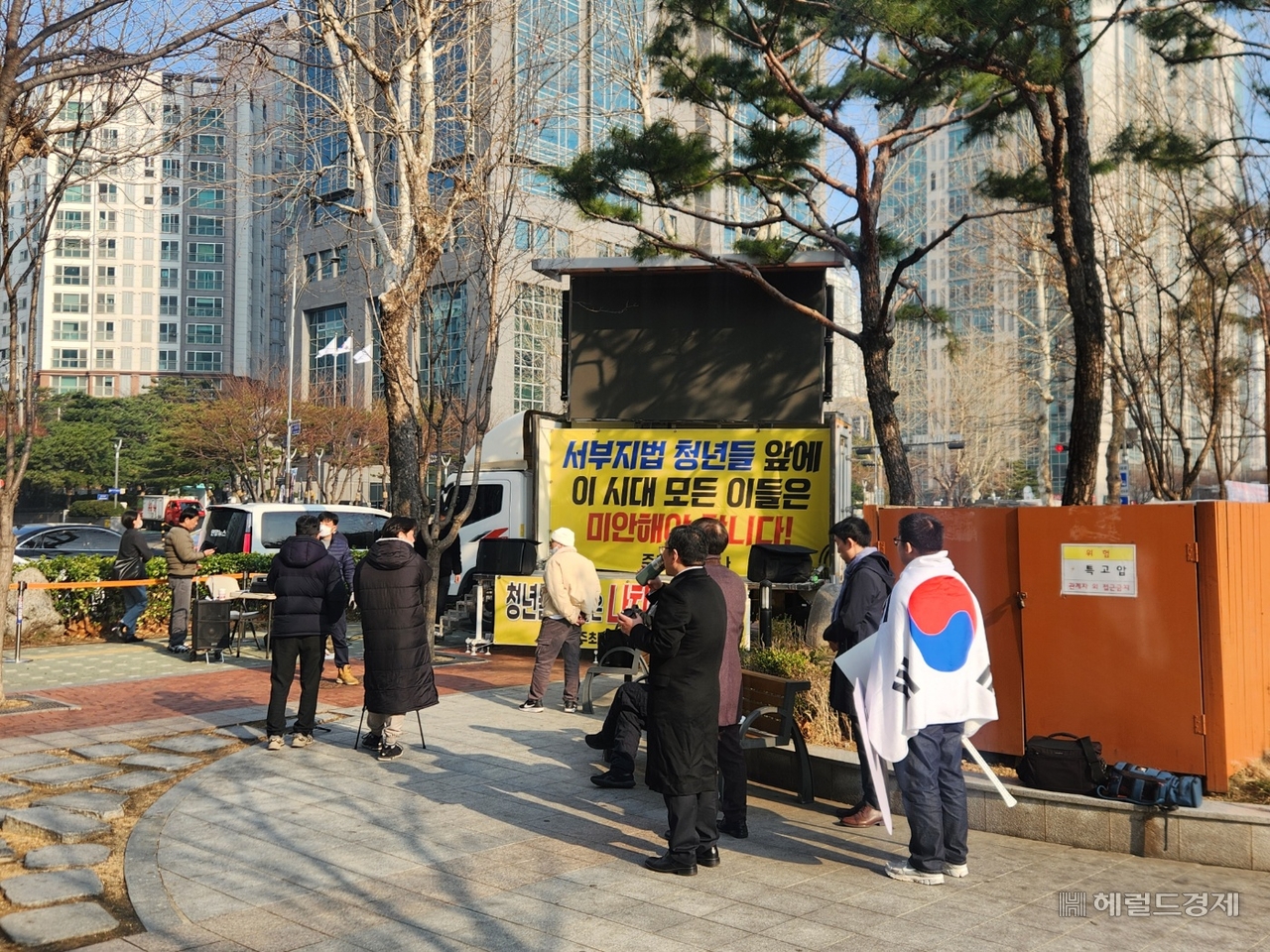 지난 1월 서울서부지방법원 난동 사태에 가담한 63명에 대한 첫 재판이 10일 열린 가운데 서부지법 인근에서 법원 규탄 및 석방 촉구 집회를 하고 있다. 이영기 기자.